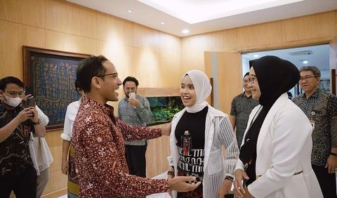 “Jadi selain beasiswa penuh saat kuliah nanti, dalam proses pendaftaran Putri ke kampus, persiapan untuk tes juga akan didukung lewat beasiswa ini,”