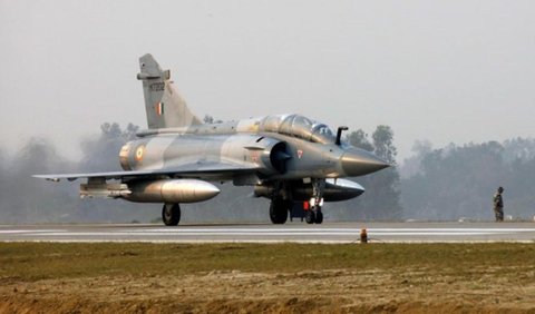 Untuk mengatasi hal ini, Indonesia membeli 12 Mirage 2000-5 bekas Angkatan Udara Qatar