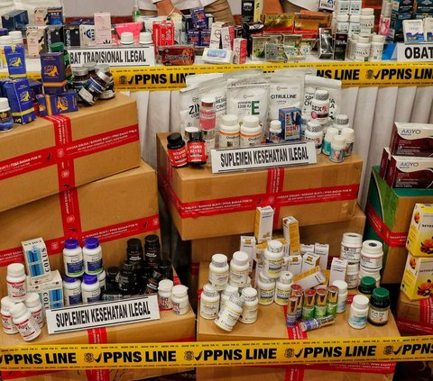 Dari rumah itu, BPOM menemukan dan menyita sejumlah barang bukti sediaan farmasi ilegal berupa obat, obat tradisional, suplemen kesehatan, kosmetika, dan pangan olahan ilegal yang tidak memiliki izin edar sebanyak 700 item (22.552 buah).