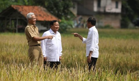 Jokowi dan Prabowo terlihat memakai kemeja berwarna putih. Sedangkan, Ganjar memakai seragam dinas Gubernur berwarna cokelat. Sesekali mereka terlihat berbicara serius.