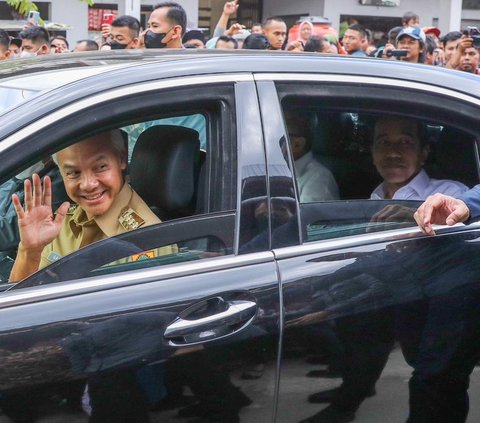 Presiden Jokowi dan Gubernur Jateng Ganjar Pranowo  berada dalam satu mobil berpelat 'Indonesia' ketika meninjau Pasar Selo dan Pasar Cepogoh di Kabupaten Boyolali, Senin (10/4).