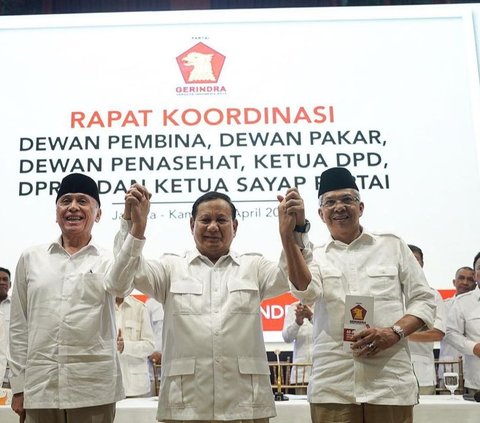 Iwan selanjutnya memilih bergabung ke Partai Gerindra. Iwan mengisi posisi Wakil Ketua Dewan Pembina. Setiap sang Ketua Umum Prabowo Subianto melakukan kunjungan Iwan kerap mendampangi.