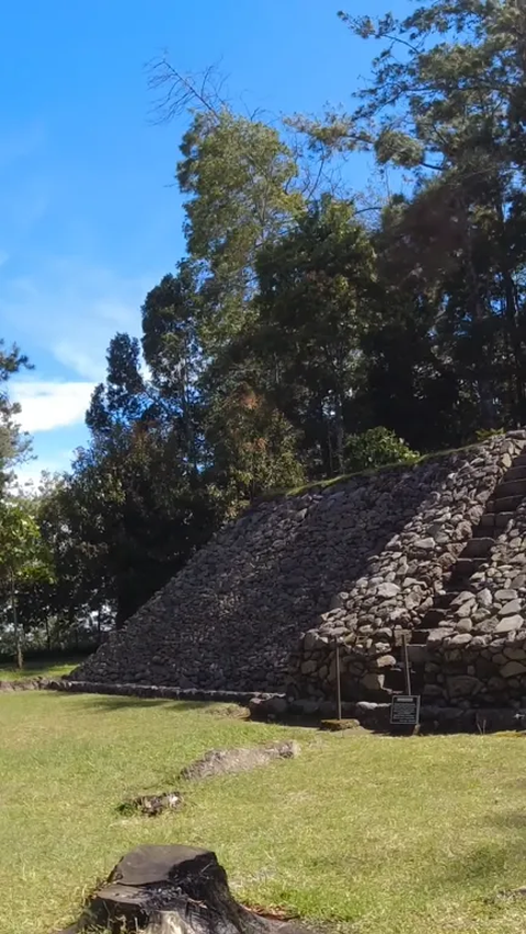 Mengingat jalurnya bardampingan dengan rute pendakian Candi Cetho, maka pengunjung akan berpapasan dengan para pendaki yang hendak mendaki ke puncak Lawu.