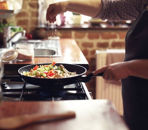 Cara membuatnya pun tidak sulit. Anda hanya perlu menyiapkan bahan-bahannya yang mudah didapat. Anda juga bisa menambahkan bahan lain sesuai selera jika membuat bumbu sambal goreng ati sendiri di rumah.