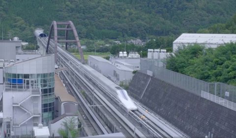 Maglev sendiri merupakan singkatan dari magnetik levitasi, yang berarti teknologi kompleks yang memungkinkan objek seperti shinkansen melayang di atas rel.