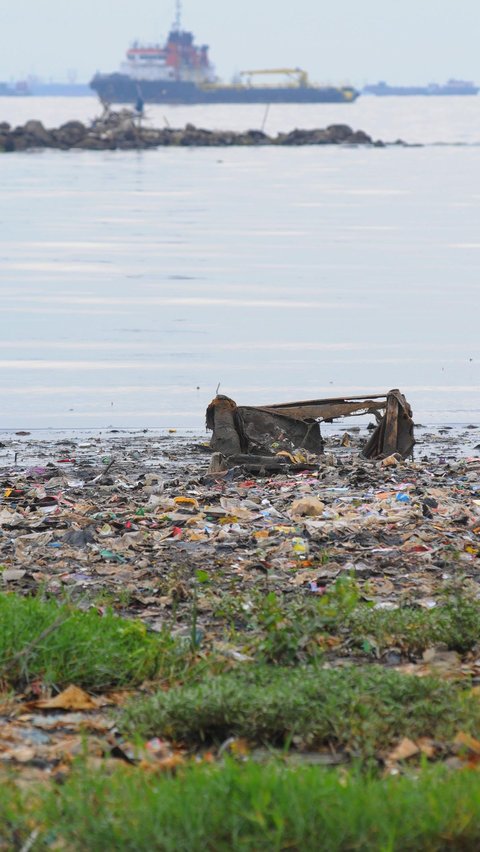 Daratan Sampah di Pesisir Jakarta, Salah Siapa?