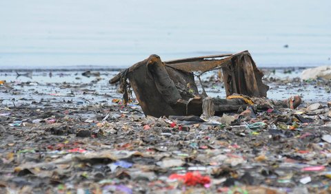 Dinas Lingkungan Hidup (LH) DKI Jakarta sempat menerjukan seratus petugas gabungan untuk 'gerebek sampah' di Marunda Kepu, Cilincing.
