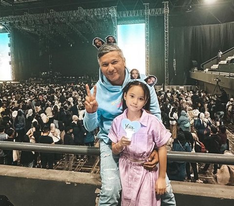 Potret Gading Marten dan Gisel Anastasia Ajak Gempi Nonton Konser Yura Yunita, Kompak Banget