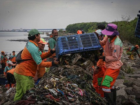 tumpukan sampah sepanjang sekitar 100 meter di pesisir ini diakibatkan terbawa arus laut selama angin muson barat sejak Desember 2018 lalu.