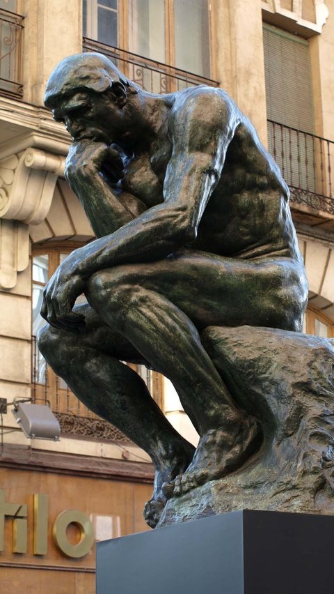 Kedua, otot dan pantulan ala pematung Prancis, Auguste Rodin (1840-1917).