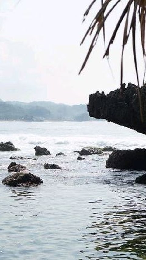 Nama Pantai Sarangan masih terdengar cukup asing, bila dibandingkan dengan Pantai Indrayanti, Pantai Krakal, ataupun Pantai Kukup. Namun Pantai Sarangan menyuguhkan penamdangan yang tak kalah menawan.