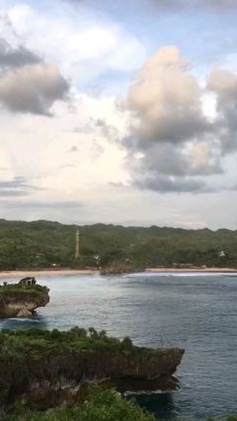 Pantai Sarangan memiliki garis pantai yang pendek dengan bentuk melengkung. Hal ini membuat pantai ini berbeda dengan pantai lainnya di Gunungkidul