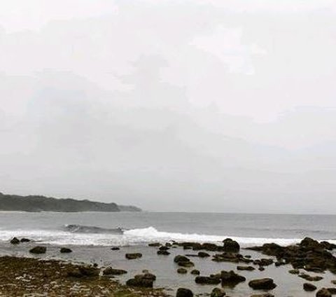 Pantai Sarangan juga dikenal memiliki banyak spot memancing, seperti di pinggir pantai dan tebing yang berada di kanan kirinya. <br /><br />Fasilitas lainnya yang tersedia di pantai ini adalah kamar mandi, musala, tempat parkir, pendopo, hingga warung-warung yang menjual beraneka ragam makanan