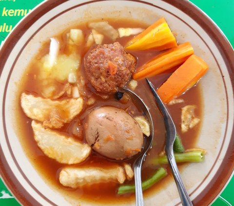 Tampilan sepiring Selat Solo memang menyerupai makanan Eropa. Namun potongan daging, kentang, buncis rebus, wortel, telur dan mayonaise yang disiram kuah memiliki cita rasa khas Jawa.