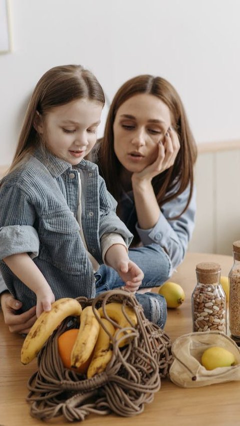 Tunjukkan saat-saat parents merasa marah atau frustasi dan katakan secara lantang. Seperti contoh, 'Wow, Mama marah sekali karena kucing itu mencuri ikan mama.