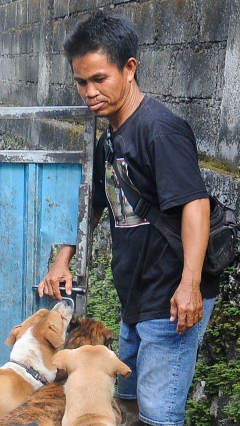 Untuk biaya pemeliharaan anjing-anjingnya, Lelut  bisa menghabiskan Rp3 juta sampai Rp5 juta per bulan. Biaya itu sudah termasuk pakan hingga pemeriksaan kesehatan anjing perliharaannya.