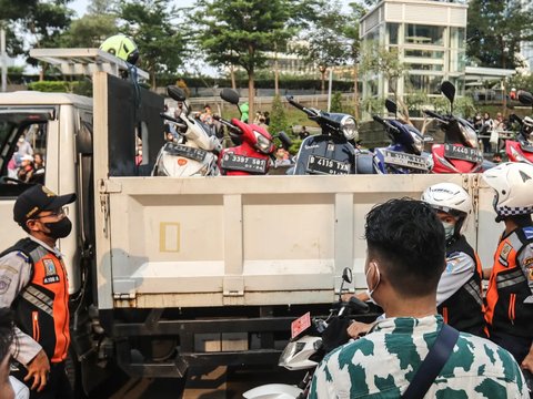 Anggota Komisi B Fraksi PKS DPRD DKI Suhud Alynudin juga berharap pemprov DKI Jakarta serius menindak para juru parkir liar.