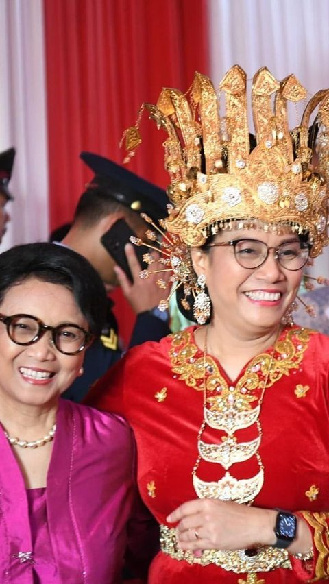 Baju Adat Sri Mulyani Bikin Jokowi & Megawati Terkejut di Hari Pancasila