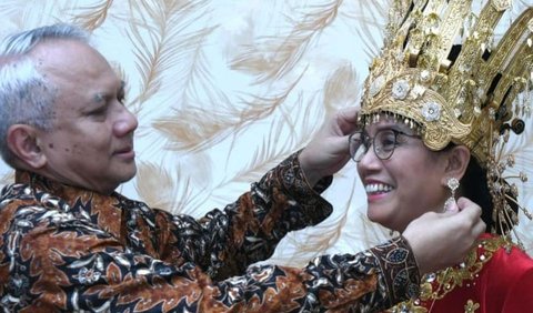 Melalui unggahan foto  di akun Instagram pribadinya, Sri Mulyani merasa bangga. Sampai suaminya terkagum-kagum.