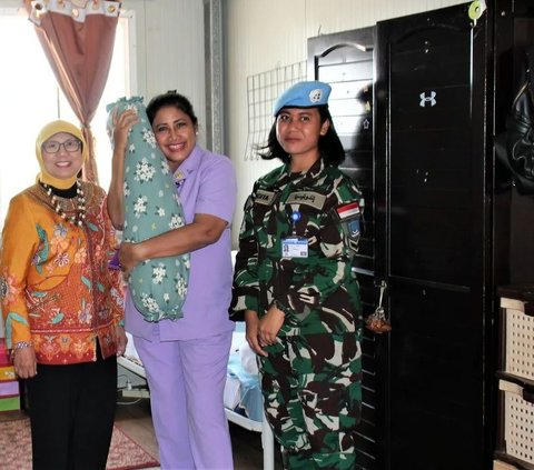 Vero sempat masuk ke dalam Korimek dan berfoto bersama. Di dalam korimek dia juga tampak memeluk bantal guling milik salah satu prajurit wanita TNI yang menjadi pasukan Garuda.