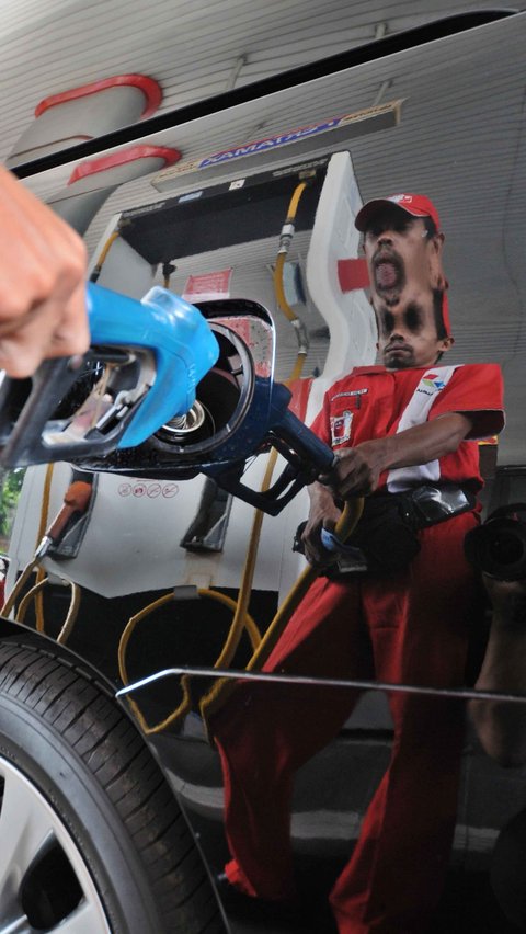 Seperti di SPBU Pertamina, harga Pertamax di Jabodetabek turun dari Rp13.300 menjadi Rp12.400 per liter. Sementara Pertamax Turbo turun dari Rp15.000 menjadi Rp13.600 per liter.