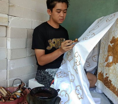 Di usianya yang masih belia, pemuda 23 tahun itu konsisten menekuni batik tulis di tengah gempuran style fashion luar negeri.