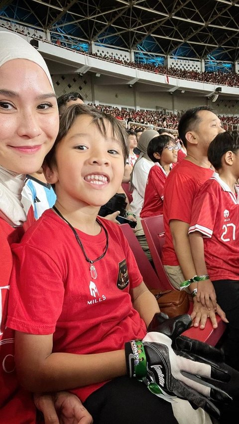Momen Zaskia Adya Mecca Nonton Indonesia vs Argentina di GBK, Kumpul Keluarga