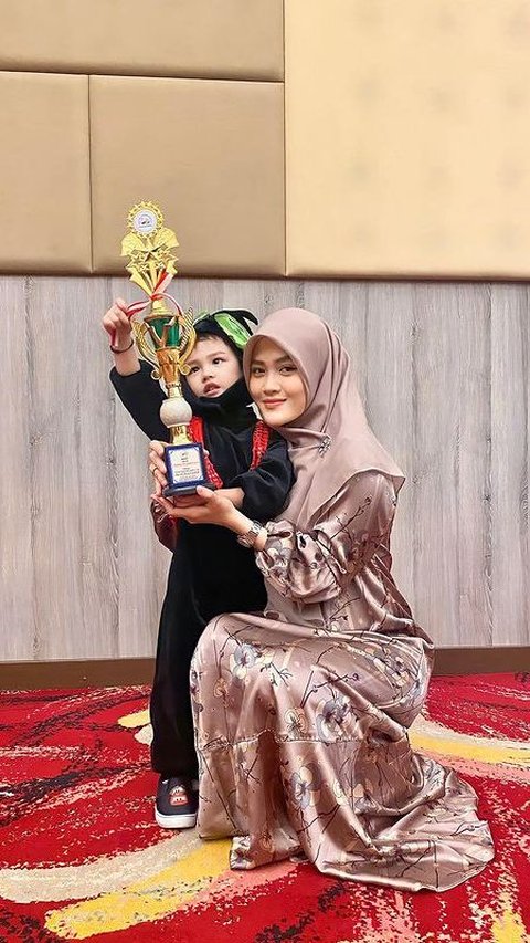 Intip Momen Henny Rahman Temani Zayn Wisuda TK, Tak Ditemani Zikri Daulay