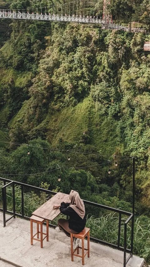 Sekitar area wisata juga terdapat warung kopi.  Pengunjung bisa menikmati pemandangan  serta sejuknya udara di lereng Gunung Merapi. (Foto/IG/dolangirpasang)