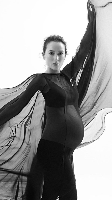 Tampil Elegan dengan Nuansa Monokrom, Intip Potret Maternity Shoot Julie Estelle