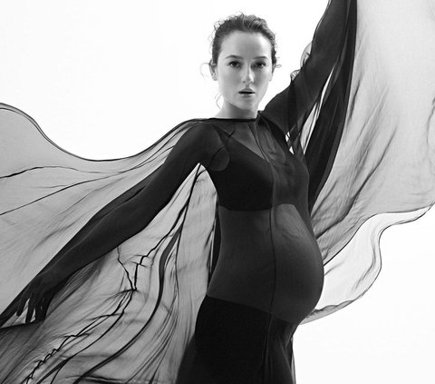 Tampil Elegan dengan Nuansa Monokrom, Intip Potret Maternity Shoot Julie Estelle