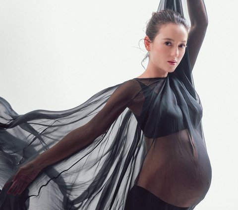 Tampil Elegan dengan Nuansa Monokrom, Intip Potret Maternity Shoot Julie Estelle