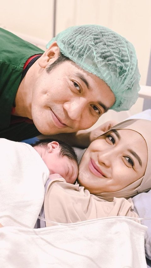 Dalam unggahan terbarunya, Ricky tampak membagikan fotonya bersama sang istri, Chacha Thakya dan putra keduanya yang baru saja lahir pada Senin (19/6) kemarin di salah satu rumah sakit. Keduanya tampak bahagia lantaran bayi keduanya lahir dengan normal