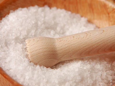 Garam adalah mineral penting yang melakukan banyak fungsi penting dalam tubuh Anda.