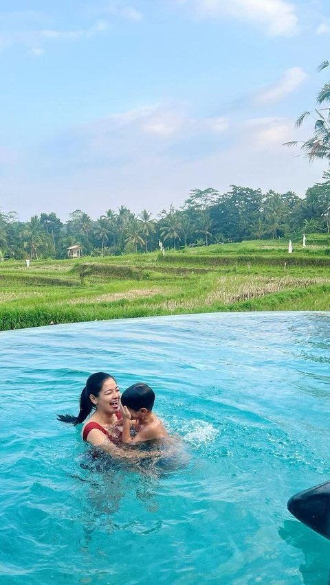 Berada di Ubud, Bali, rumah mertua Titi Kamal mempunyai pemandangan area persawahan yang luas. Pemandangan sawah itu, mengelilingi seluruh area rumah dan kolam renang sehingga membuat rumah tersebut tampak sejuk dan asri.