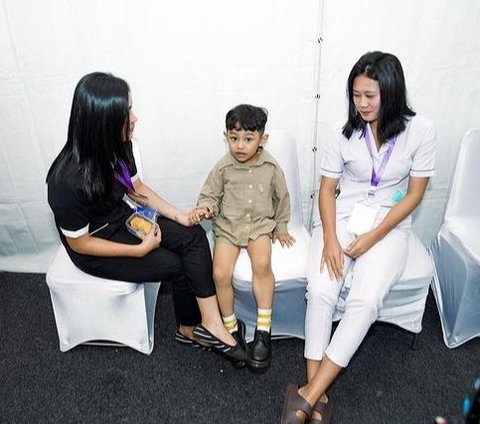 Sikap Gianluca di tempat transit juga mengundang perhatian. Sebagai anak artis, dirinya tampil sangat ramah dan akrab dengan kru panggung. Ia bahkan berani duduk bersama kru tanpa pendampingan ibunya.