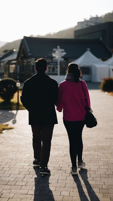 Di unggahan spesial wedding anniversary, Syahnaz sempat menulis pesan spesial untuk sang suami. Foto menghadap belakang ini jadi sorotan.