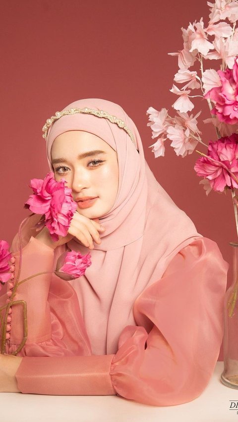 Bak Princess, Intip Gaya Pemotretan Inara Rusli yang Penuh Bunga