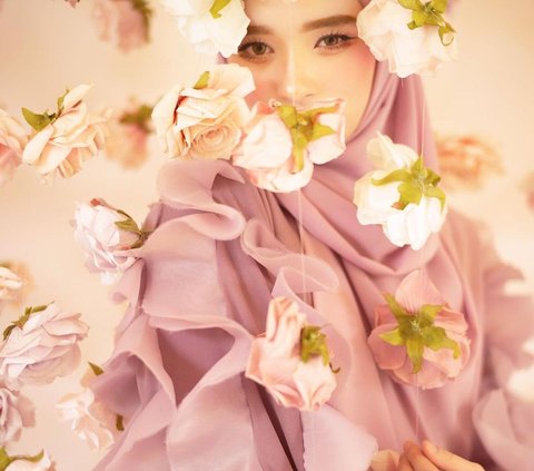 Inara Rusli melakukan pemotretan terbaru yang diunggah di akun Instagram. Penampilannya terlihat cantik dengan pakaian bernuansa merah muda. Gaya Inara saat pemotretan ini pun layaknya seorang putri.