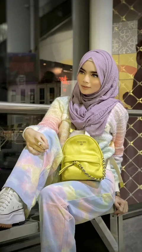 Penampilan Indyrach semakin ikonik berkat gaya hijab pashmina crinkle. Ditambah lagi dengan gaya interaksinya di medsos yang humoris membuat banyak netizen terhibur dan menyebut Indyrach tak jaim di depan kamera.