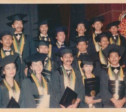 Walaupun aktif terlibat dalam kegiatan kemahasiswaan, Jokowi muda tak pernah lupa tanggung jawabnya dalam belajar. Masuk kuliah pada 1980, ia berhasil menyelesaikan pendidikannya 5 tahun berselang.