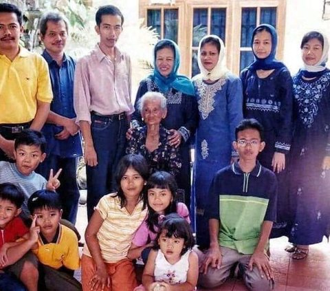 Selain dekat dengan ketiga anaknya, Jokowi muda juga memiliki hubungan yang hangat dengan sanak saudara. Ia selalu menyempatkan waktu bertemu keluarga besarnya di hari raya.