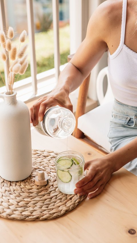 Infused water adalah air minum yang diberi rasa dan aroma dengan menambahkan potongan buah, sayuran, atau herbal ke dalam air.