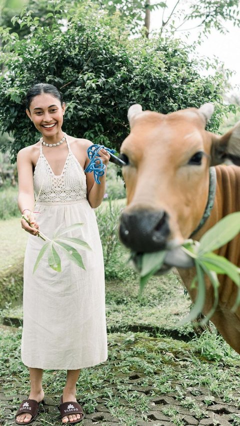 Cantik-Cantik 'Angon Ternak', Intip Potret Novia Bachmid Bareng Kerbau dan Bebek