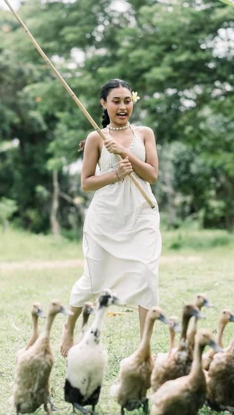 Cantik Natural, Intip Momen Novia Bachmid Angon Kerbau dan Bebek