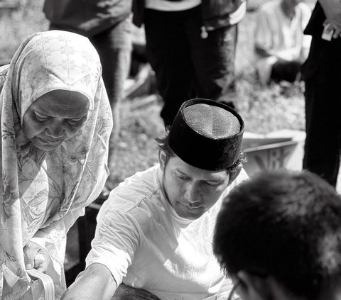 Ibnu Jamil mengantarkan jenazah sang ayah, H. Syarifudin Bin Abdul Jabar ke tempat peristirahatan terakhir di TPU Kober, Petukangan, Jakarta Selatan, Kamis (22/6).