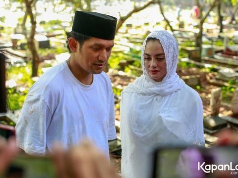 Potret Tegar Ibnu Jamil di Pemakaman Ayahnya, Ditemani Ririn Ekawati