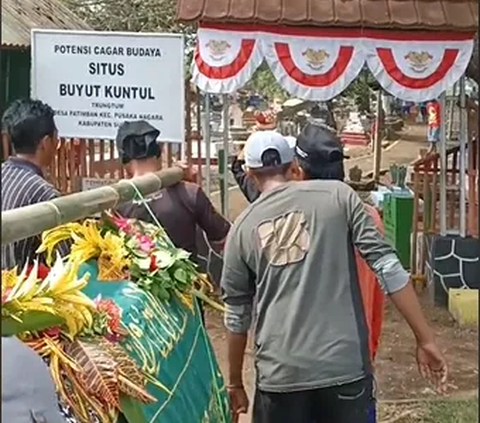 Kuncen Makam Hadang Jenazah Pakai Golok, Intip Uniknya Tradisi Kematian di Subang yang Viral