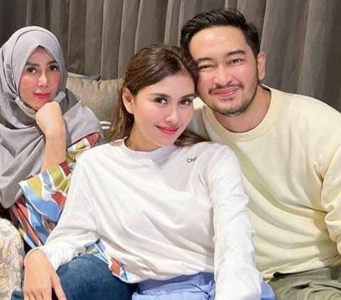 Baru-baru ini keluarga Syahnaz dan Jeje tengah mencuri perhatian. Hal ini lantaran isu dugaan perselingkuhan Syahnaz. Kedekatan Jeje dan Mama Amy Qanita pun ikut jadi sorotan.