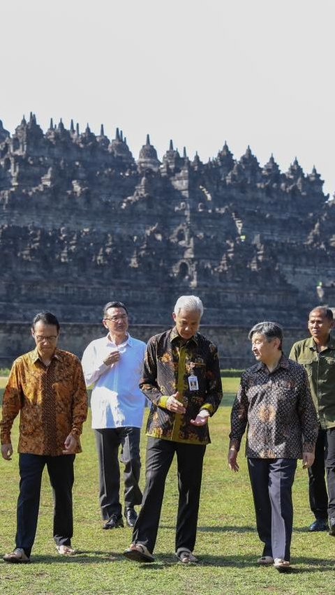 Gubernur Jateng, Ganjar Pranowo, menyambut langsung kehadiran sang kaisar di Borobudur. Ia kemudian mengajak Naruhito berkeliling menikmati panorama candi peninggalan Dinasti Syailendra tersebut.